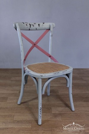 cadeira-cross-azul-desgastada-com-fita-rosa
